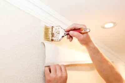 Pose de papier peint à Julienne — revêtements muraux et toiles de verre